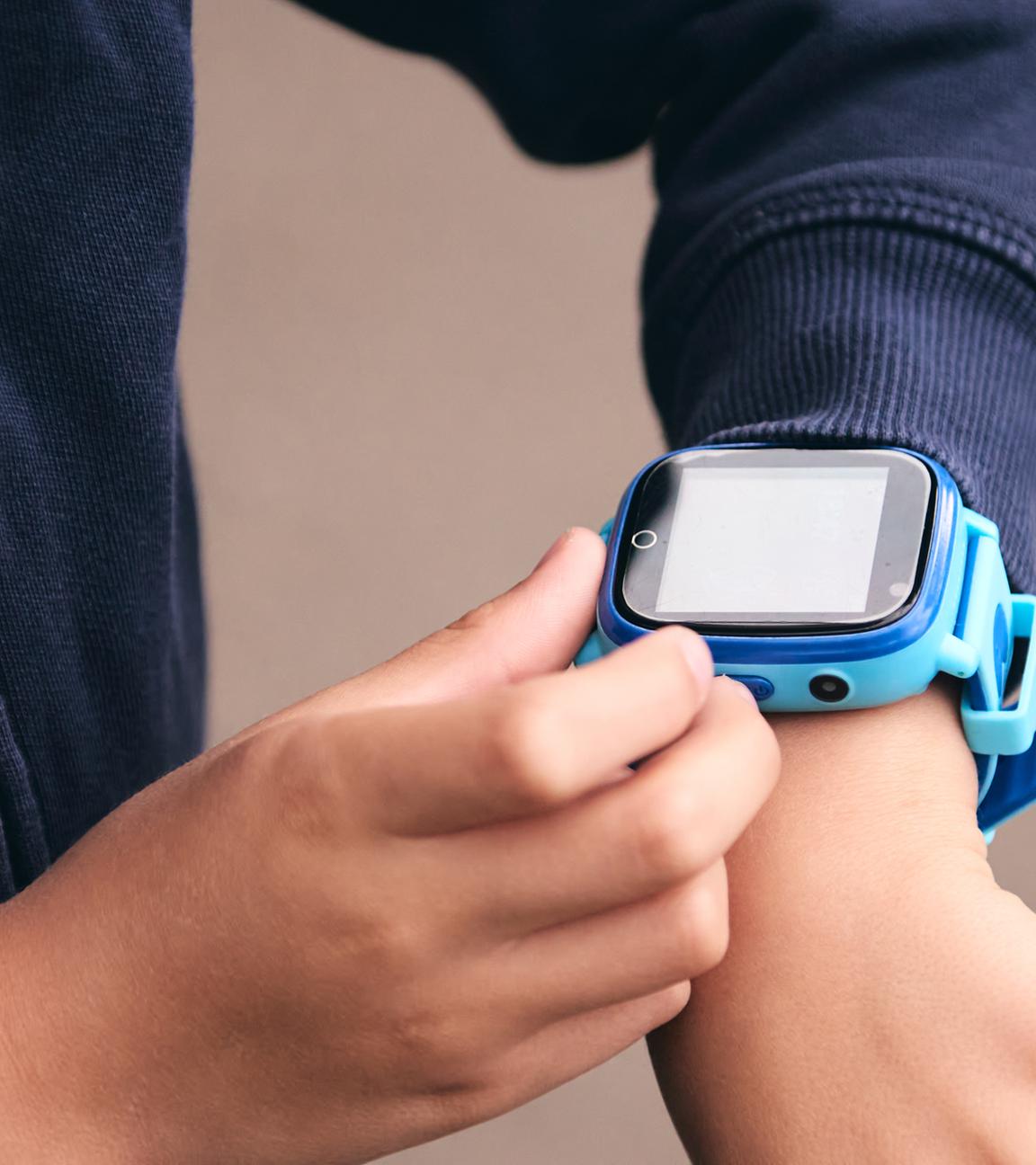 Smartwatch am Handgelenk eines Jungen