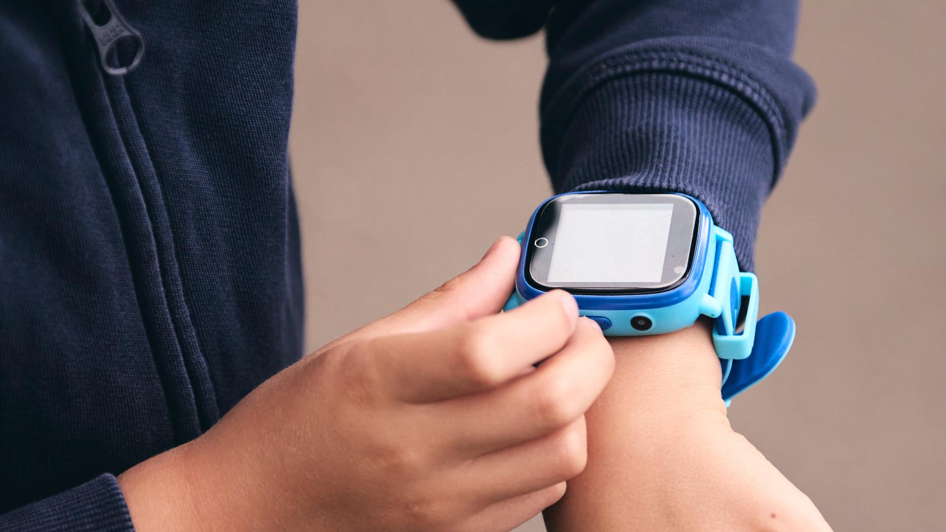 Smartwatch am Handgelenk eines Jungen