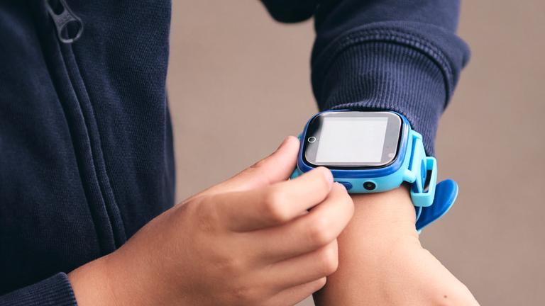 Smartwatch am Handgelenk eines Jungen