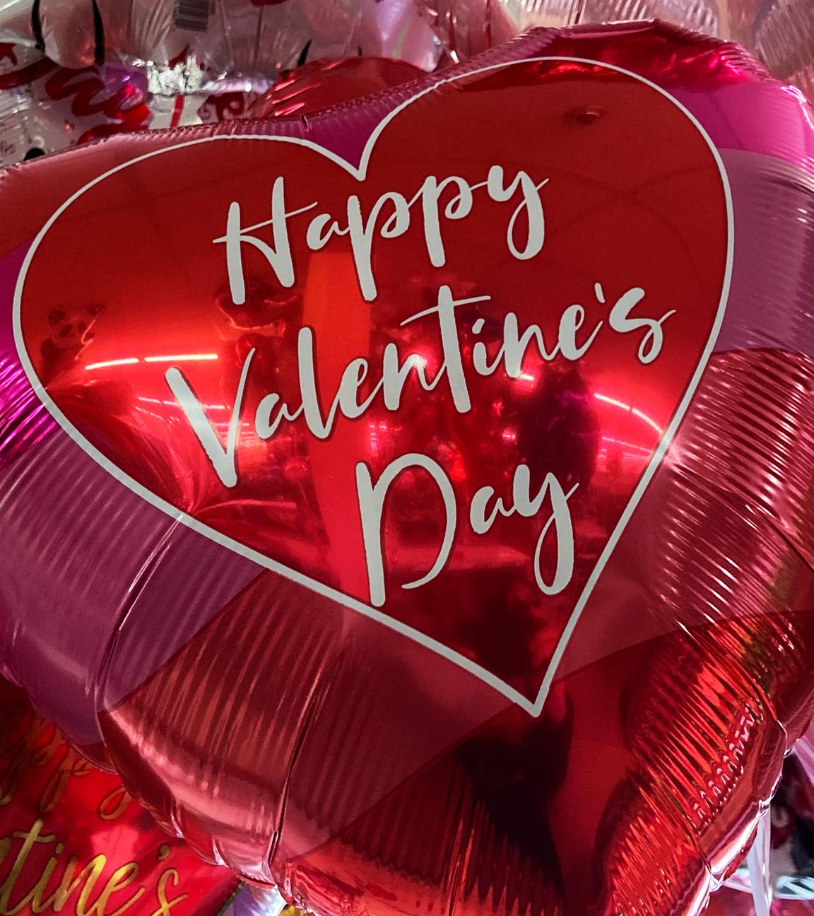Herzförmige Luftballons mit der Aufschrift "Happy Valentine's Day"