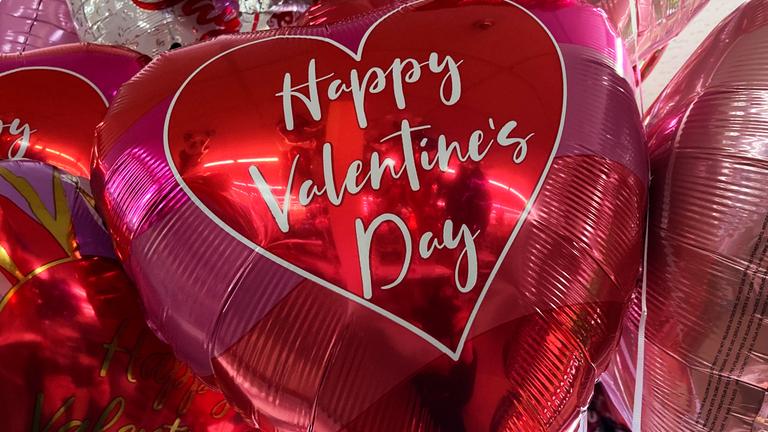 Herzförmige Luftballons mit der Aufschrift "Happy Valentine's Day"