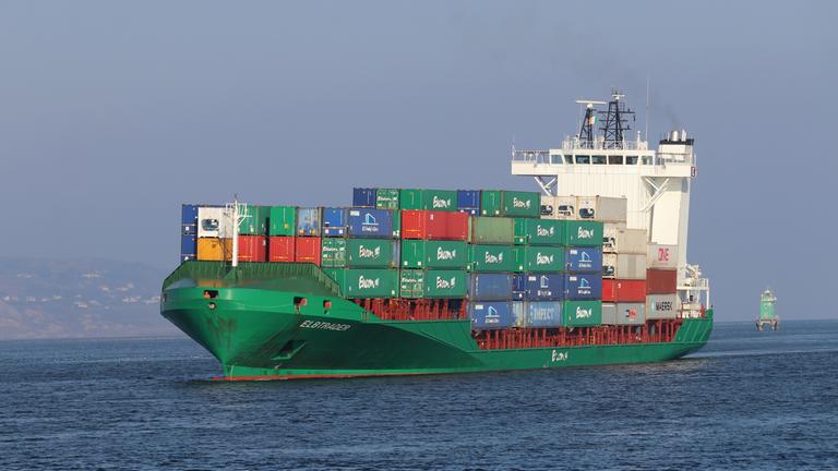 Containerschiff fährt in den Dubliner Hafen