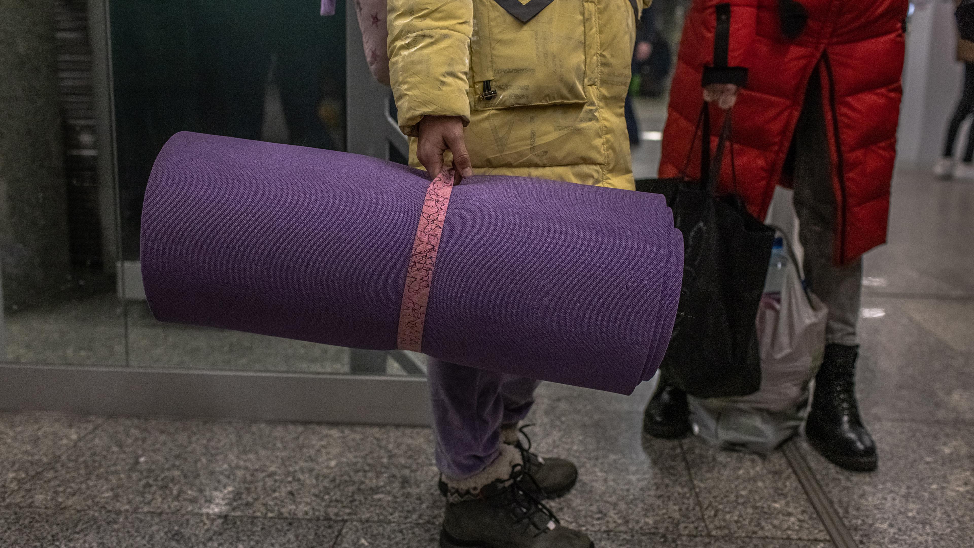 ukrainische Flüchtlinge mit Gepäck