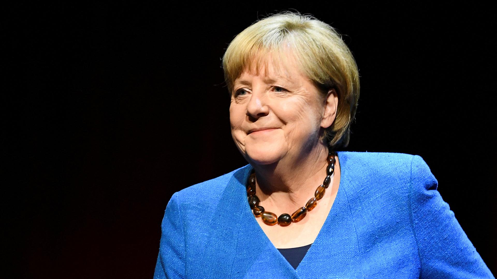 Angela Merkel im Jahr 2022. Die Altkanzlerin trägt einen blauen Blazer.