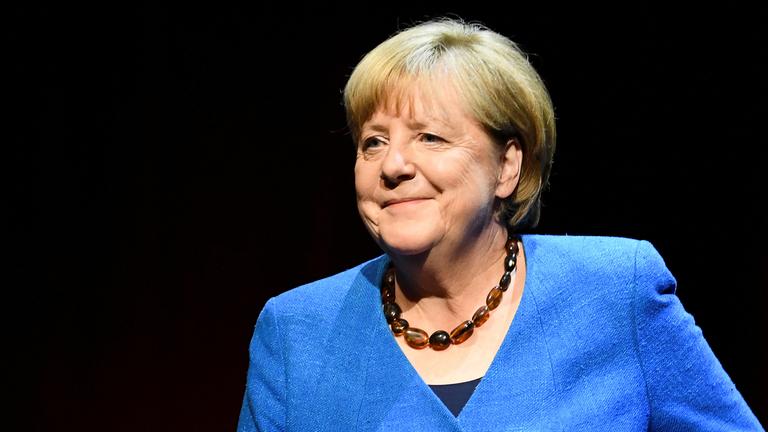 Angela Merkel im Jahr 2022. Die Altkanzlerin trägt einen blauen Blazer.