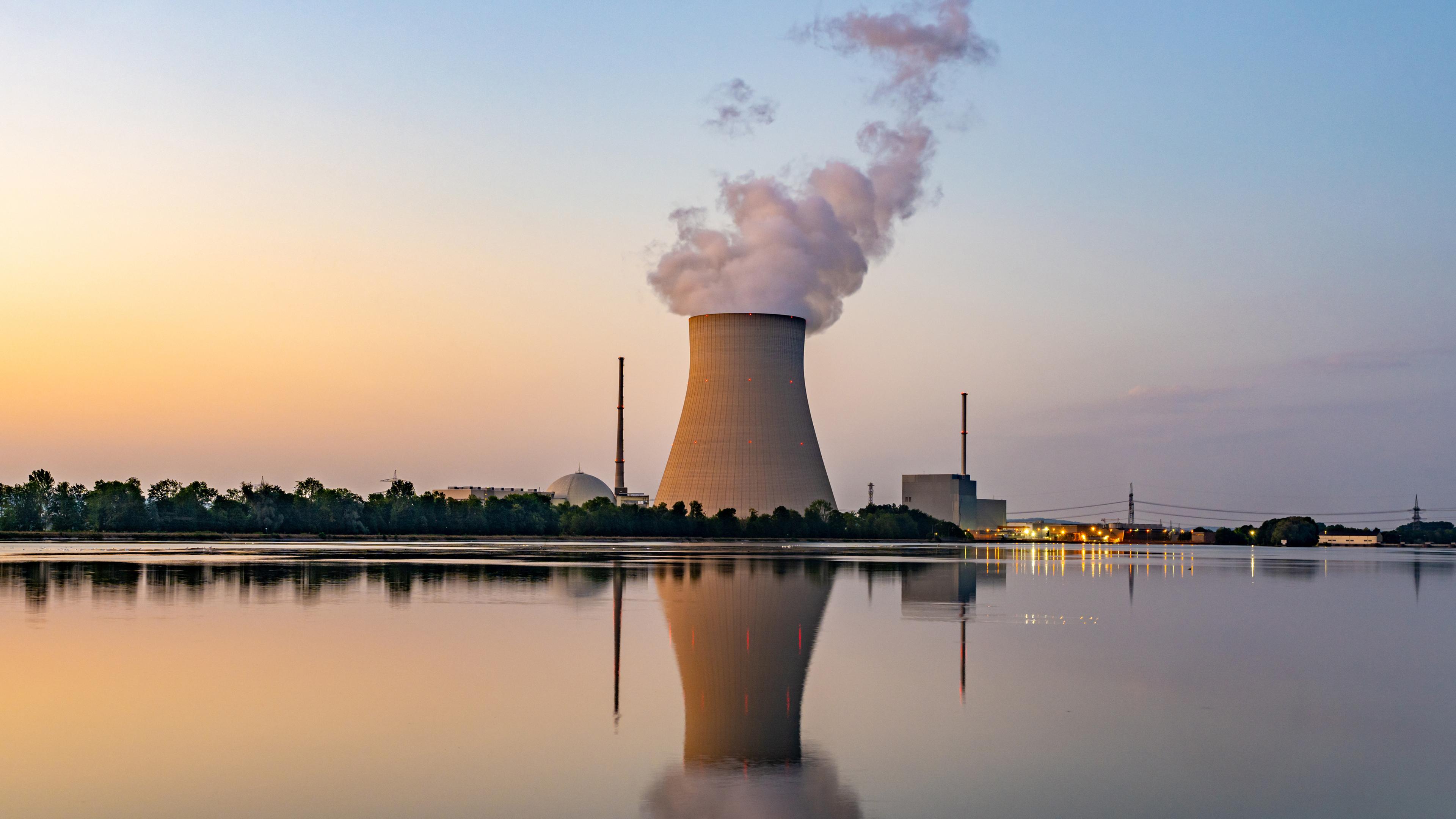 Archiv: Wasserdampf steigt aus dem Kühltum des Atomkraftwerks Isar 2. (21.07.2022)