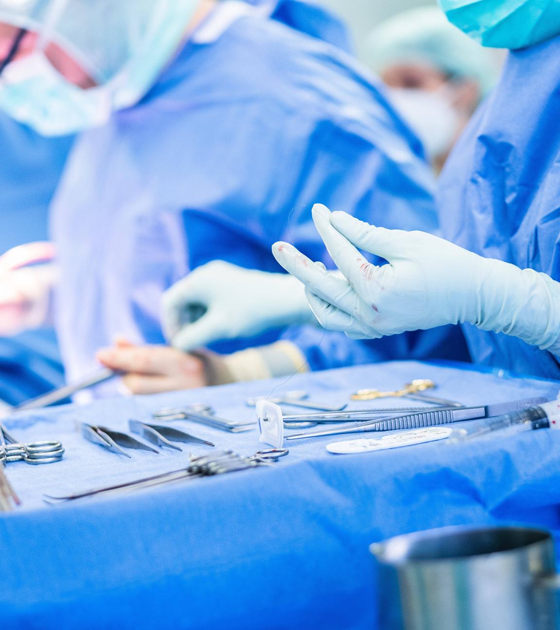 OP-Tisch mit Operationsbesteck