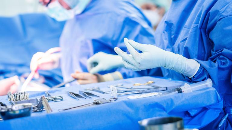 OP-Tisch mit Operationsbesteck