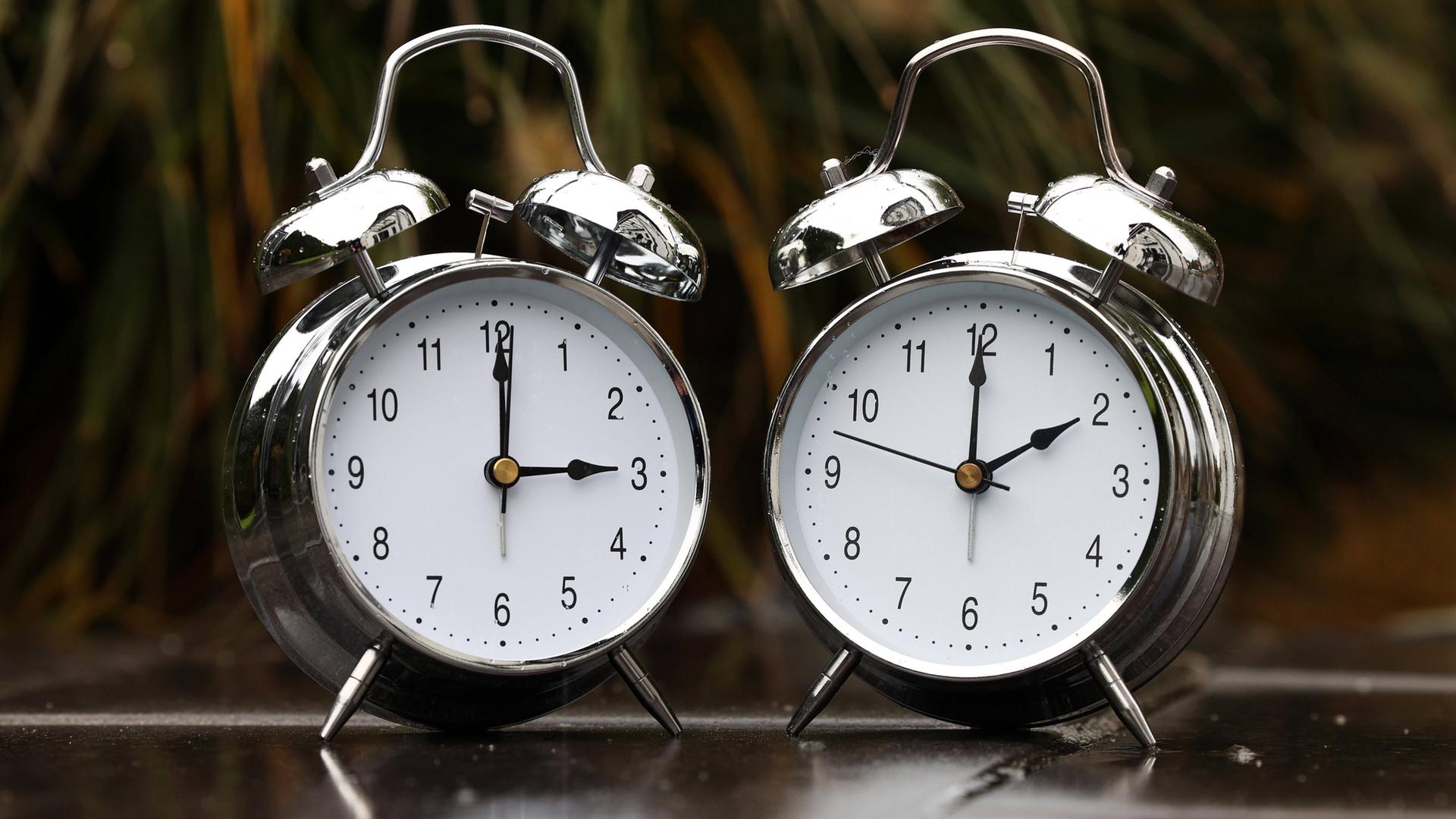 Zwei Uhren - Zeitumstellung
