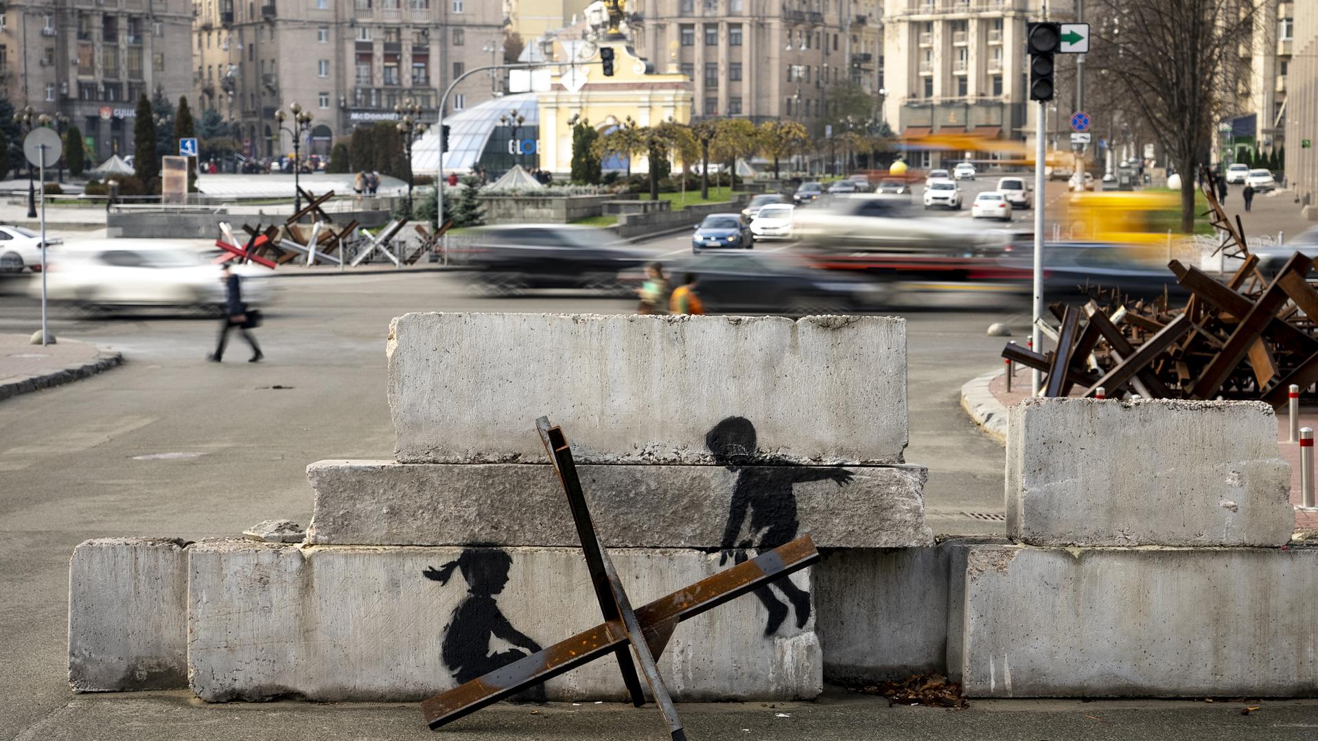 Banksy bekennt sich zu Werk auf zerstörtem Haus in der Ukraine