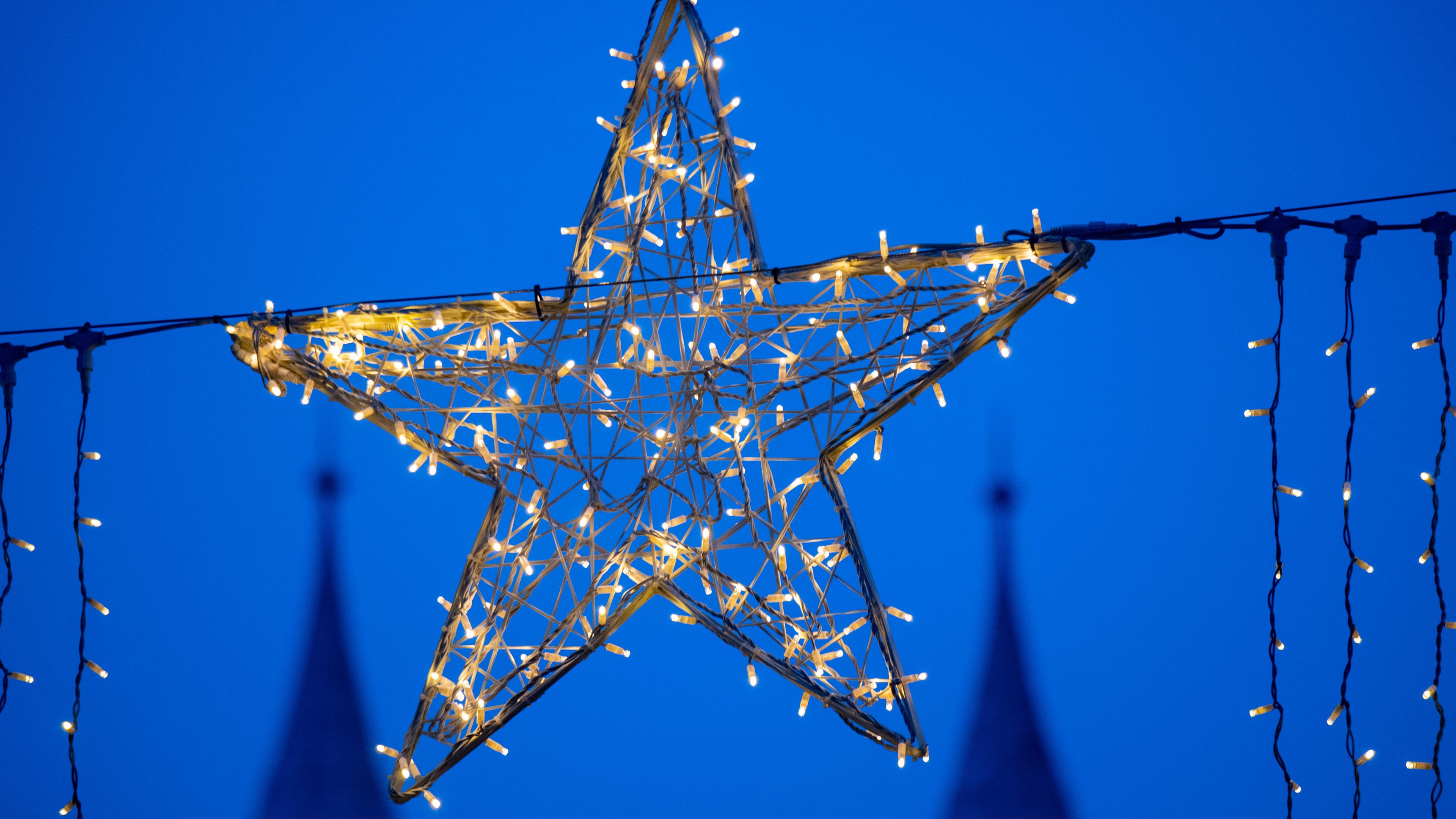 Ein leuchtender Stern sogt für weihnachtliche Stimmung
