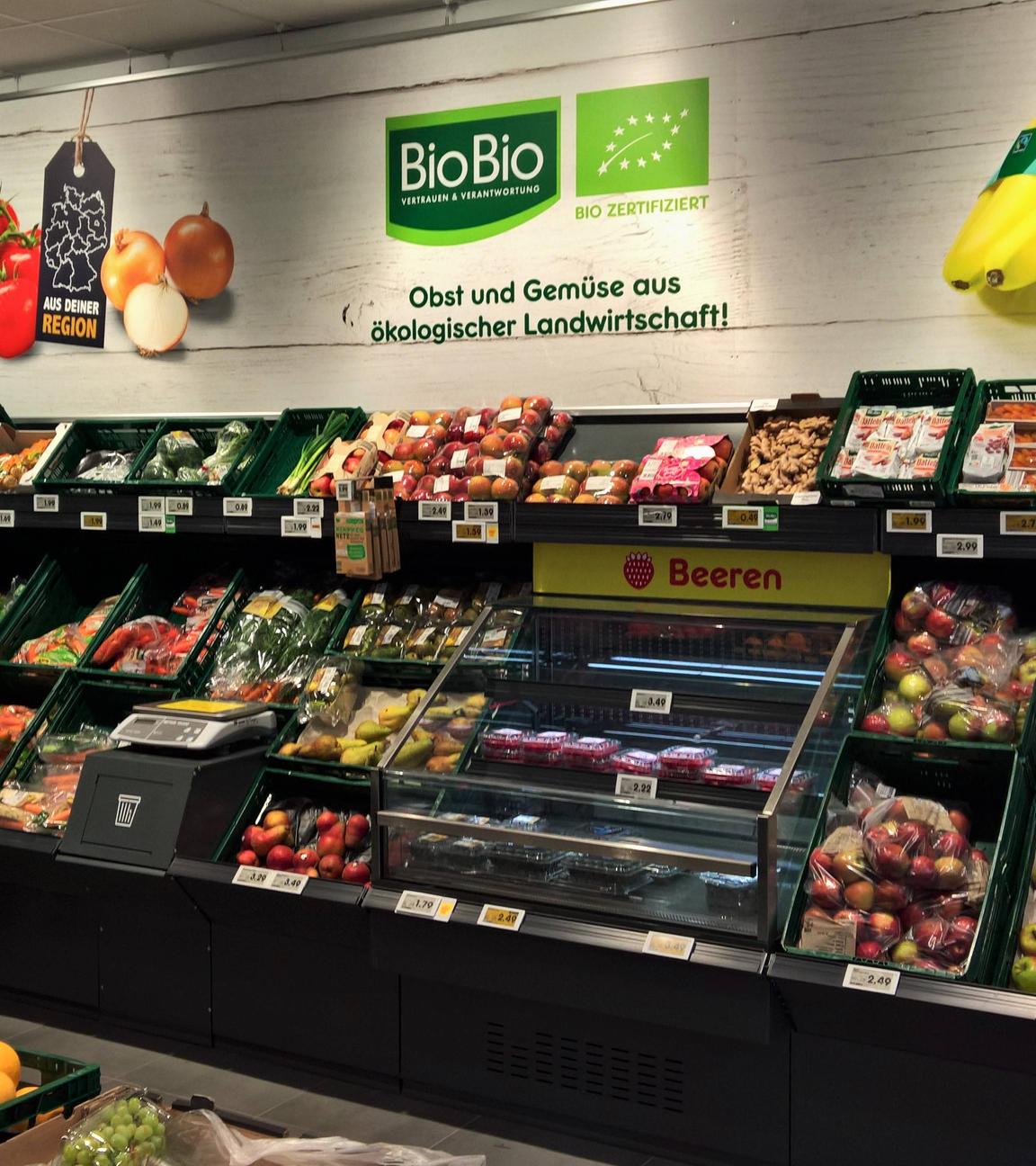 Obst- und Gemüseregal im Supermarkt