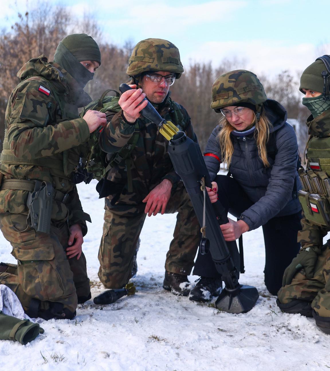Zivilisten und Soldaten beim Training in Krakau