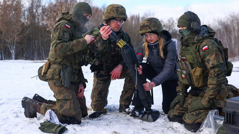 Zivilisten und Soldaten beim Training in Krakau