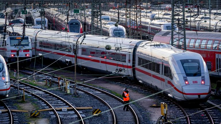 Mehrere stillstehende Züge der Deutschen Bahn. 