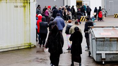 Flüchtlinge warten vor einer Essensausgabe in Nordfriesland