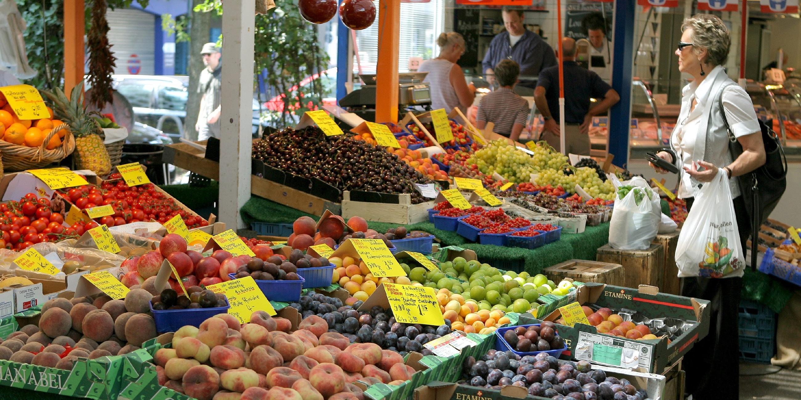 obststand auf wochenmarkt