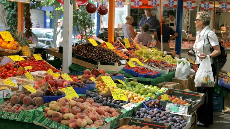 obststand auf wochenmarkt