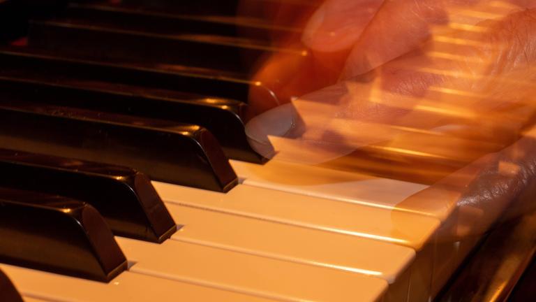 Hände auf den Klaviertasten