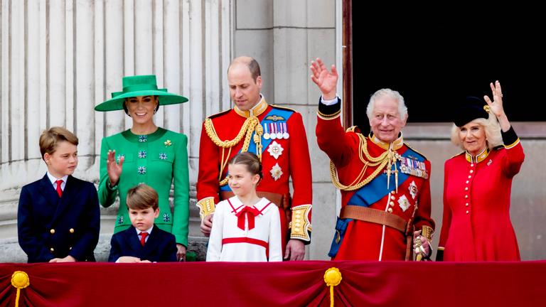 Königliche Familie auf Balkon zu Ehren des Geburtstages von Charles III.  - 2023