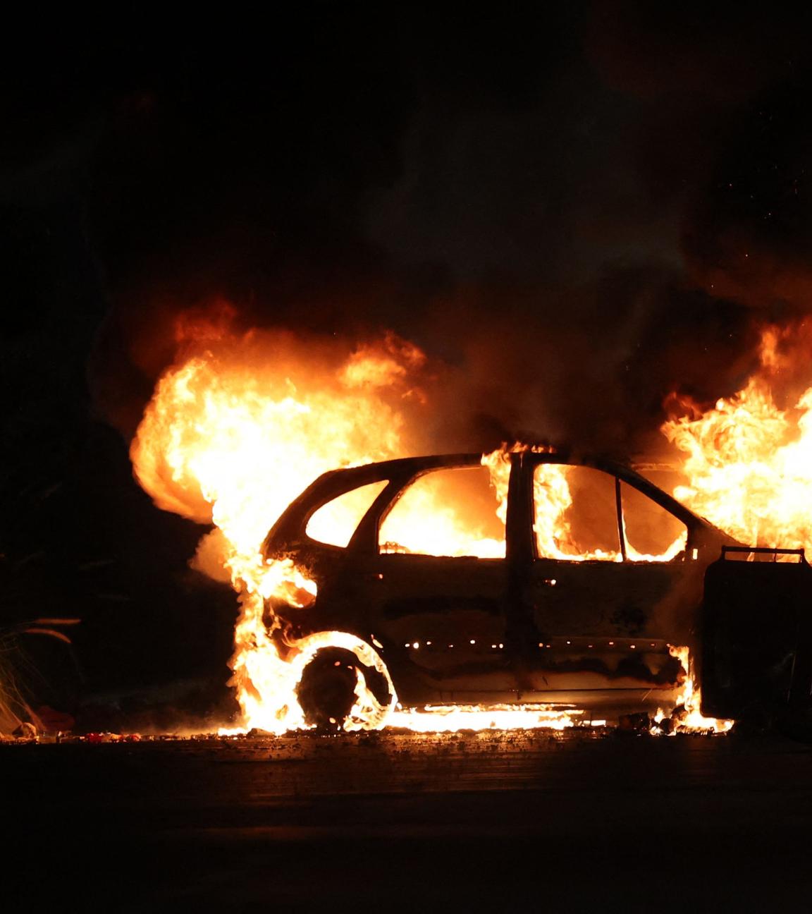 Brennendes Auto bei Protesten in Frankreich