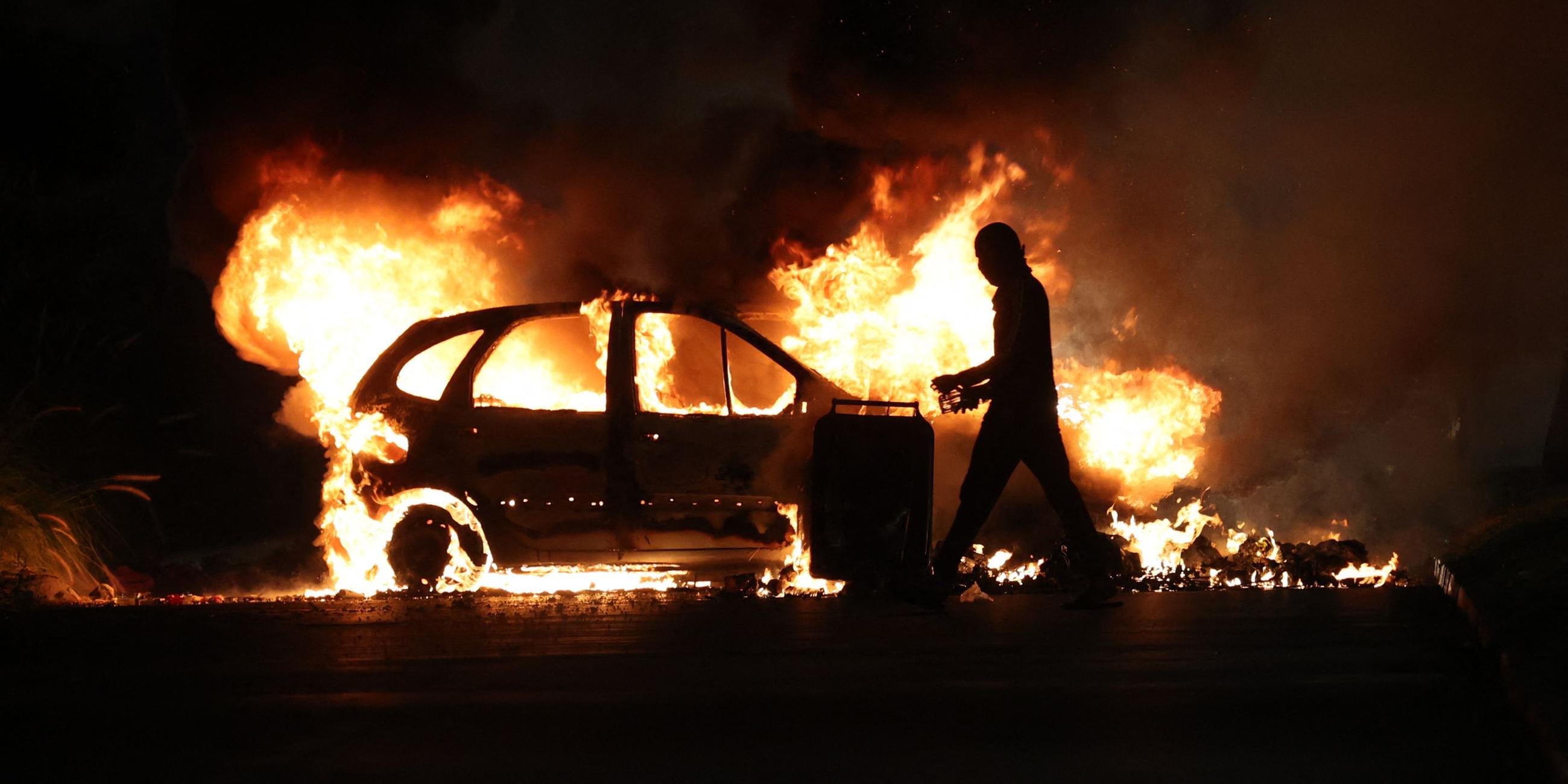 Brennendes Auto bei Protesten in Frankreich