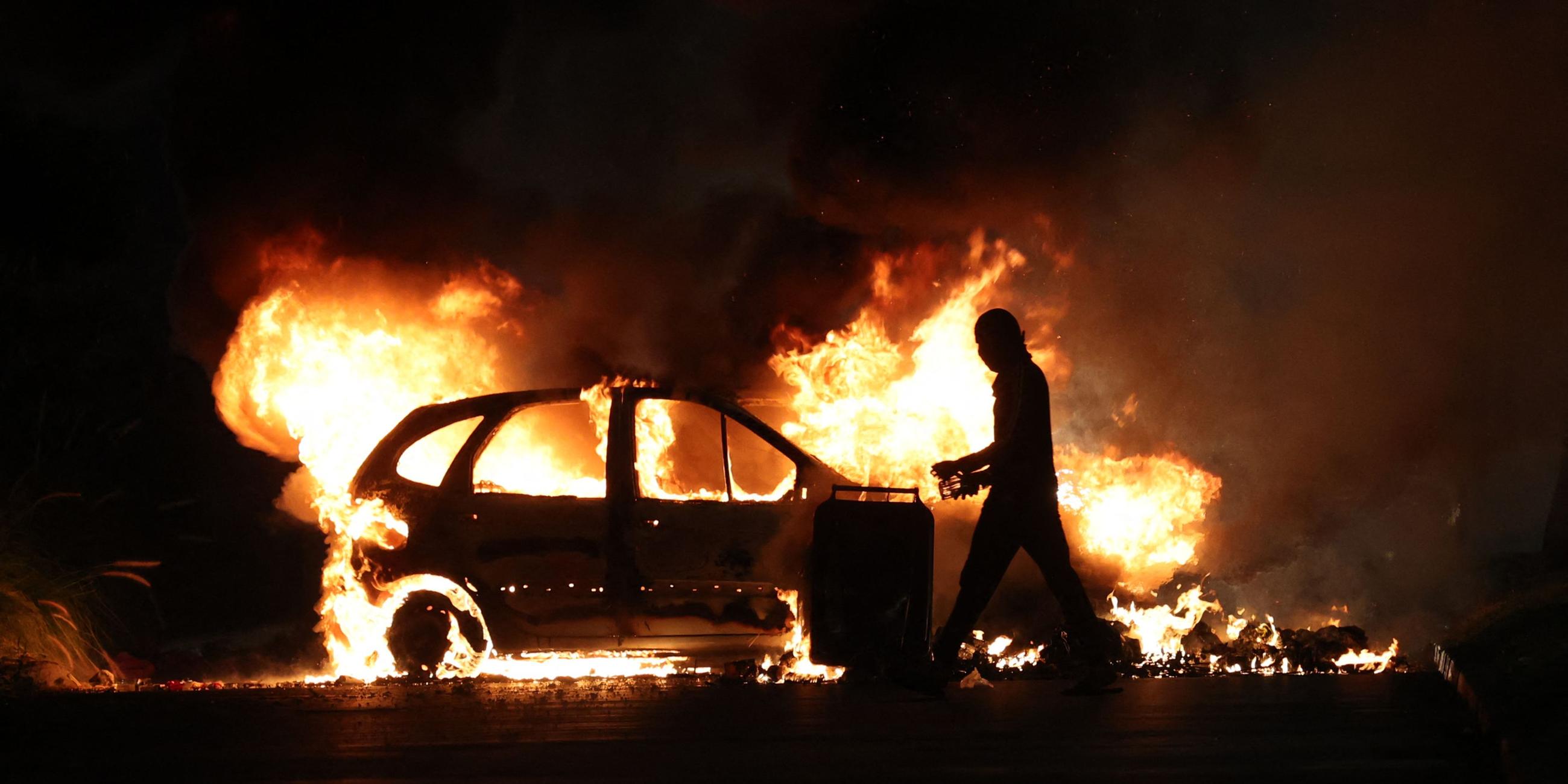 Brennendes Auto bei Protesten in Frankreich