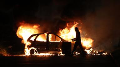 Brennendes Auto bei Protesten in Frankreich
