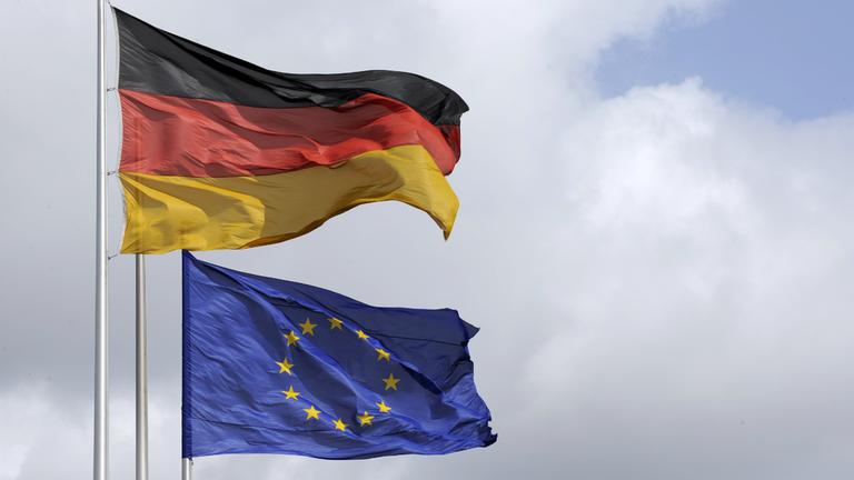 eu-flagge und deutsche flagge nebeneinander
