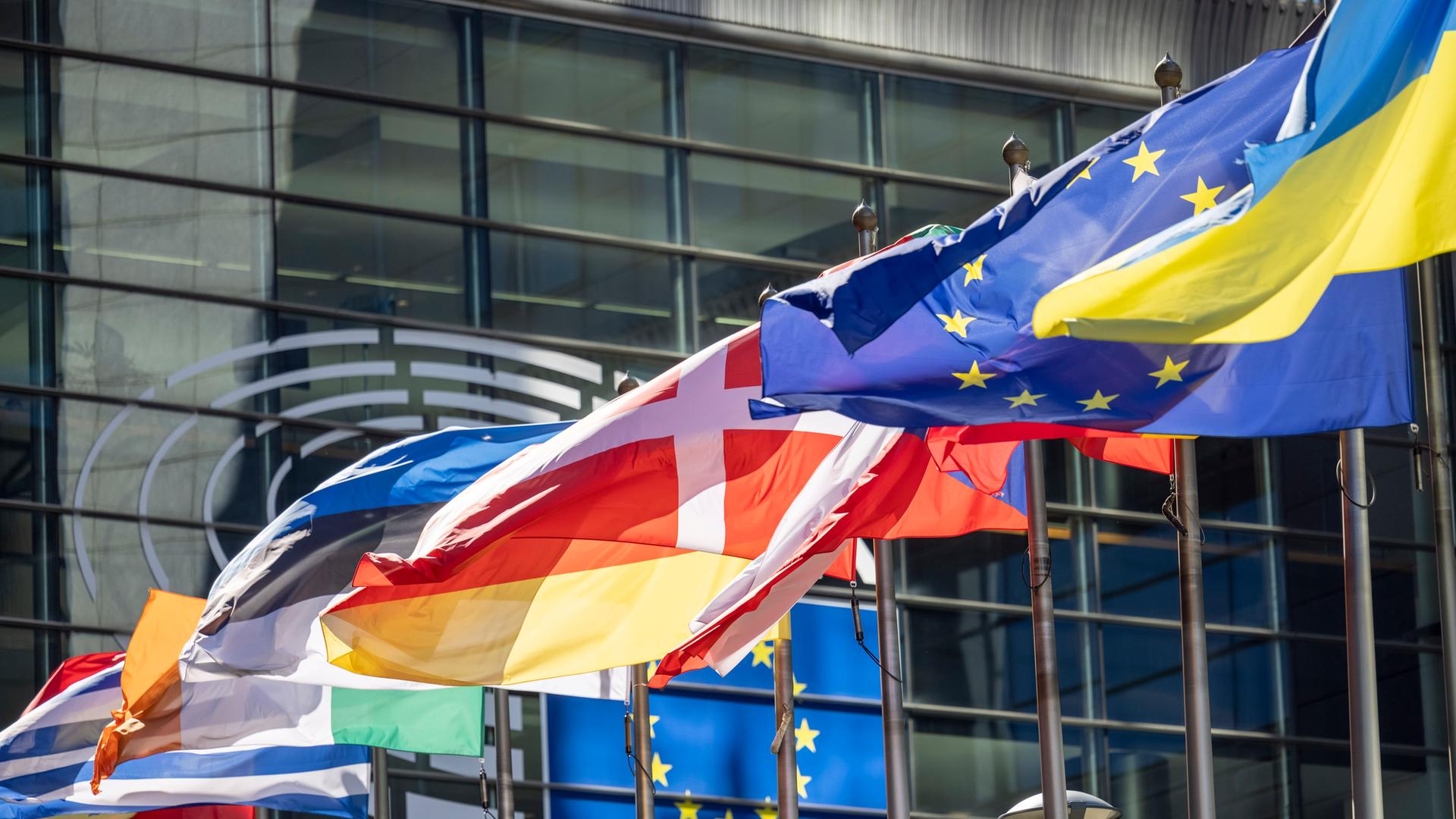 Fahnen der EU-Mitgliedstaaten vor dem Europäischen Parlament in Brüssel