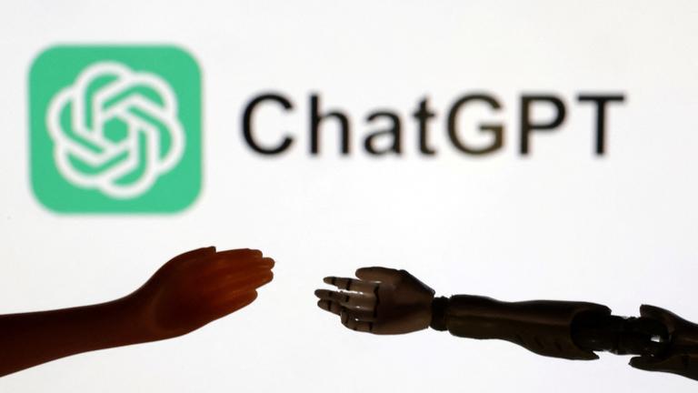 Hand und Roboterhand vor ChatGPT Logo