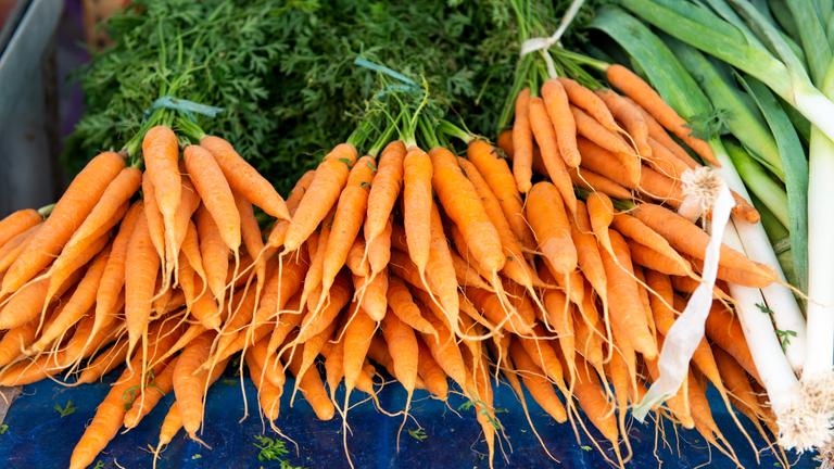 Karottenbündel und Lauchstangen im Markt 