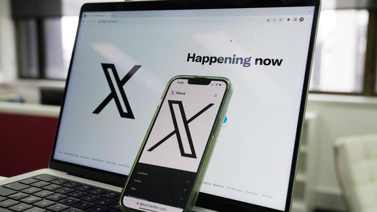 Startseite von "X" auf Laptop und Smartphone