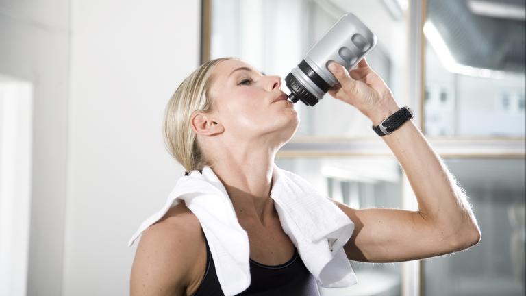 frau trinkt aus trinkflasche