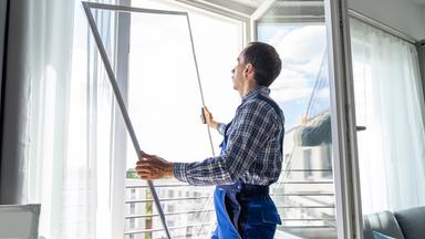 Fliegengitter wird vor ein Fenster montiert