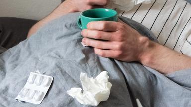 Kranker Mann im Bett