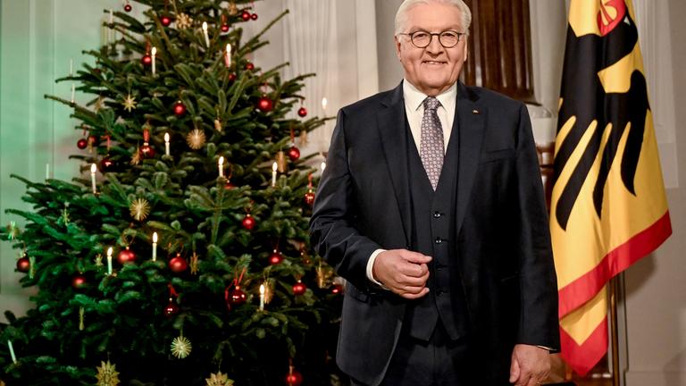 Frank-Walter Steinmeier neben Weihnachtsbaum - Weihnachtsansprache 2023