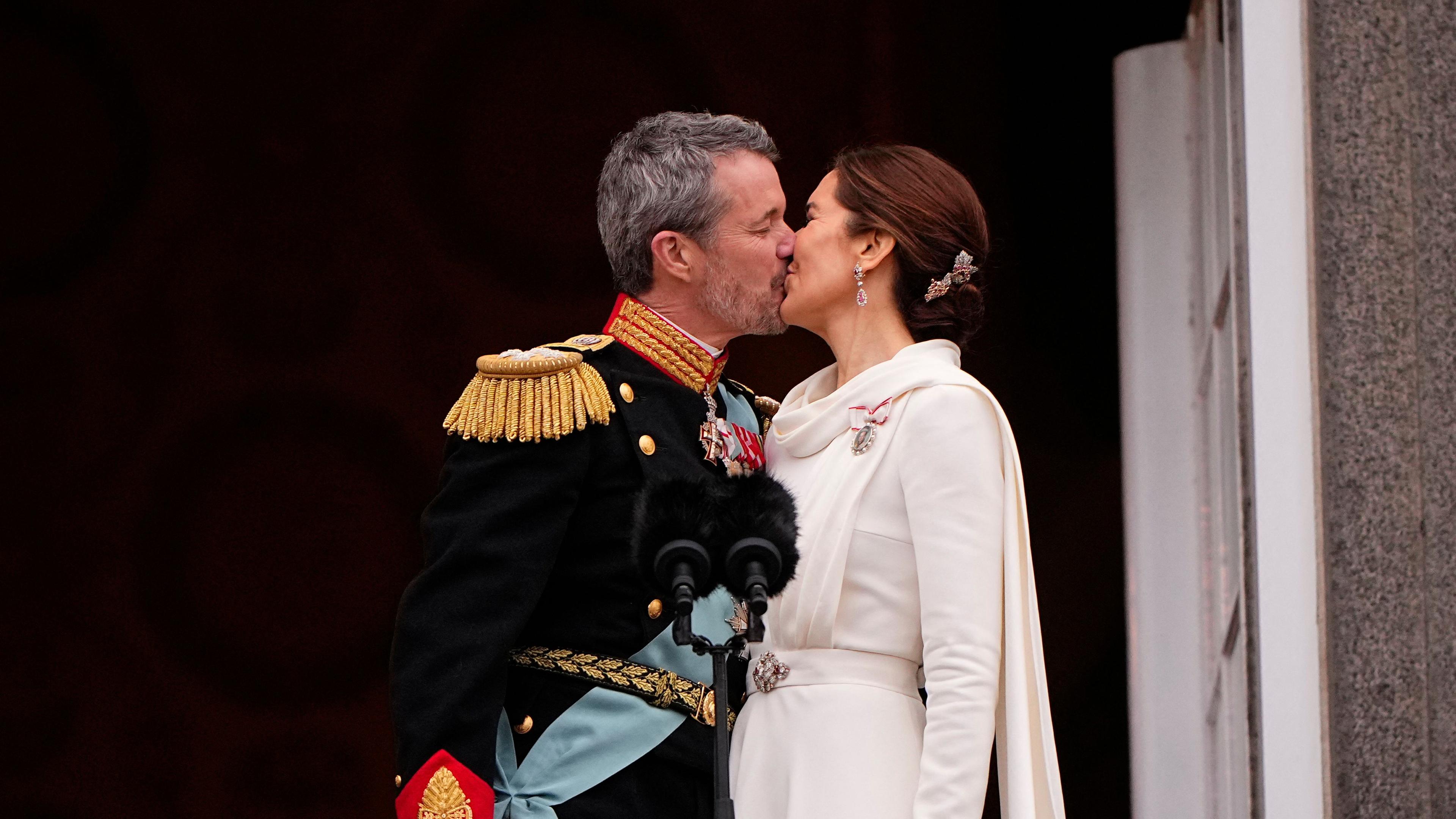 Frederik X. und Mary küssen sich