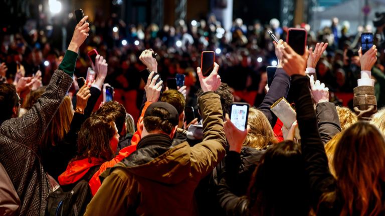 Filmemacher protestieren auf dem roten Teppich vor der Eröffnungsfeier der 74. Internationalen Filmfestspiele Berlin "Berlinale" in Berlin, Deutschland, am 15.02.2024 für "Demokratie, Vielfalt und ein friedliches Miteinander".
