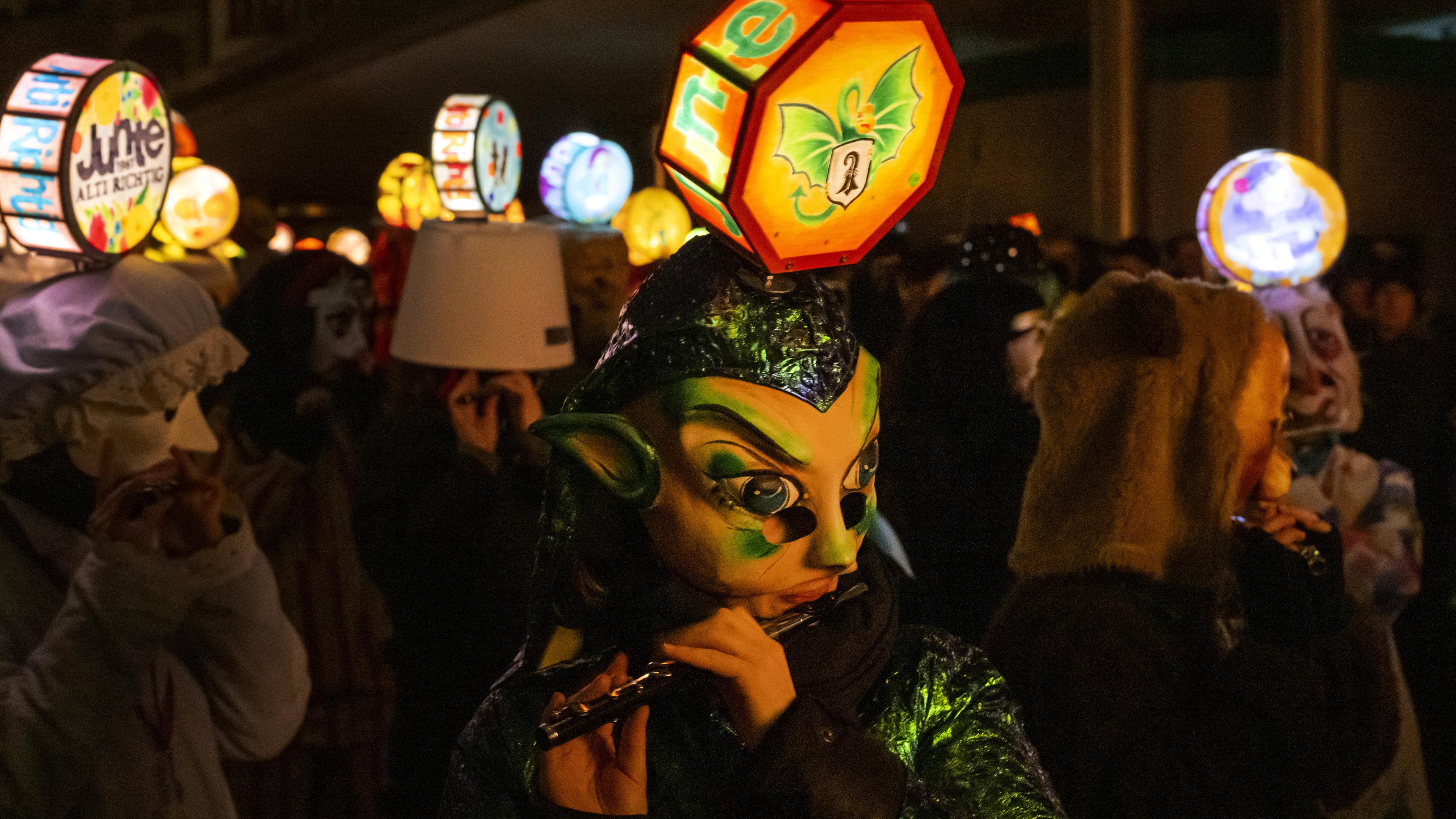 Lichter und Laternen am frühen Morgen