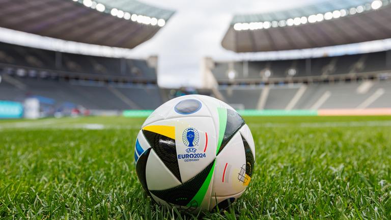 adidas Fußballliebe - offizieller Spielball der Fußball-EM 2024 in Deutschland