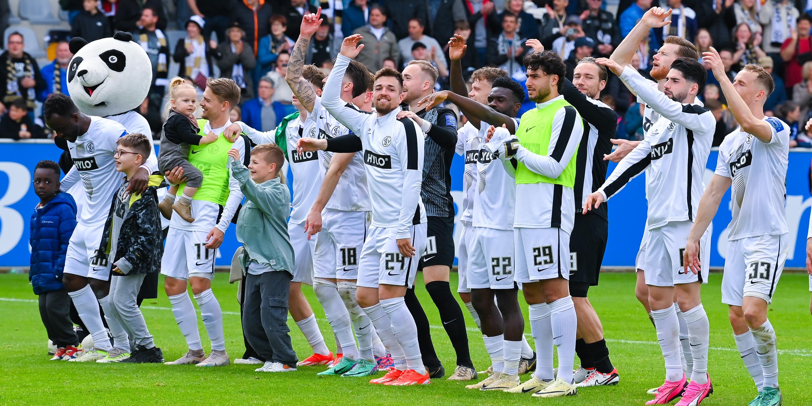 Das Team der SV Elversberg jubelt auf dem Fußballplatz