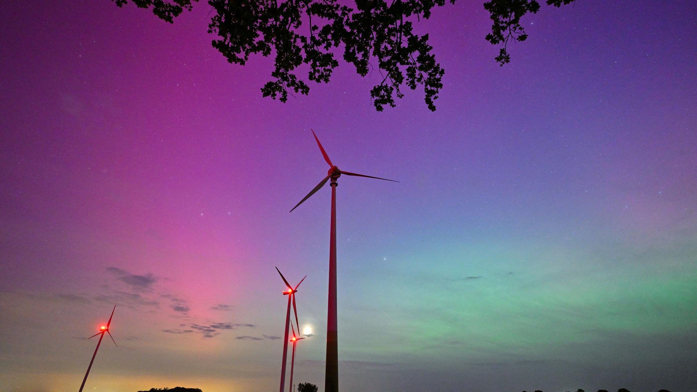 Polarlichter leuchten am Nachthimmel