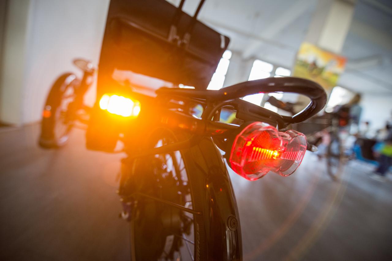 Ein Fahrrad hat einen Blinker montiert. (Symbolbild)