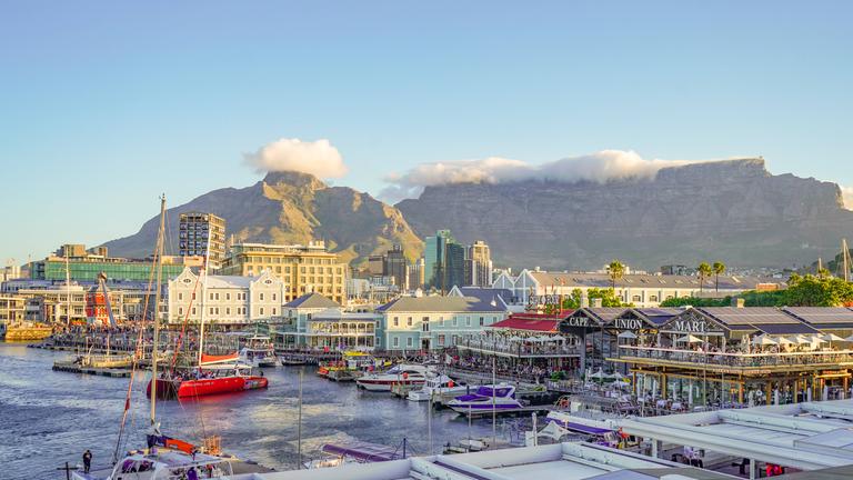 Stadtansicht der Bucht von Kapstadt mit Tafelberg im Hintergrund