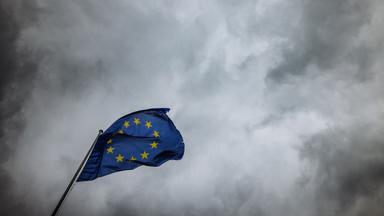 Flagge der Europäischen Union weht im Wind