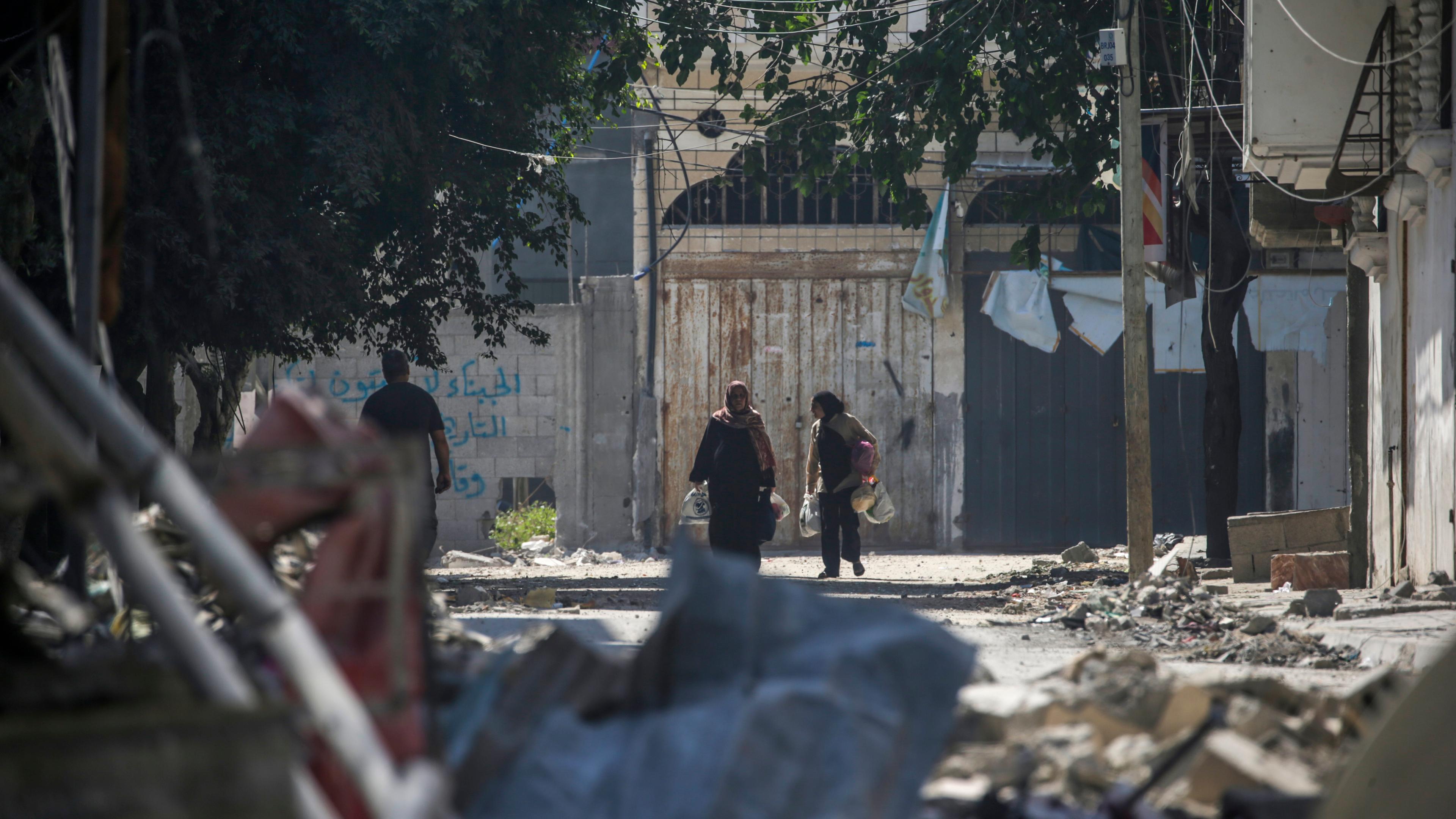 Palestinians leave Bureij camp after Israeli military operation in central Gaza