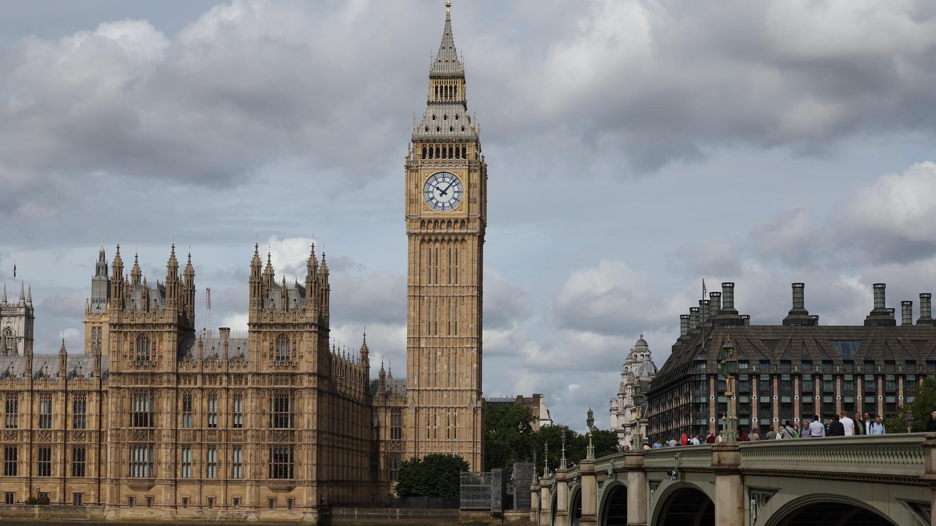 Westminster-Palast - Parlament Großbritanniens bei grauem Wetter