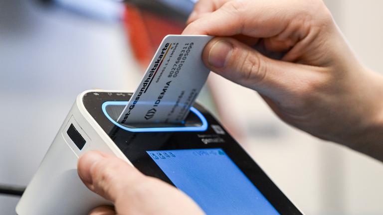 Gesundheitskarte wird in ein Lesegerät gesteckt