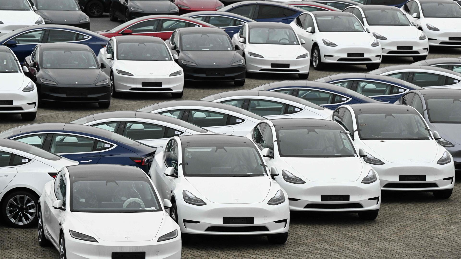 Tesla-Elektroautos in einem Lagerbereich im Hafen von Zeebrugge im Norden Belgiens.